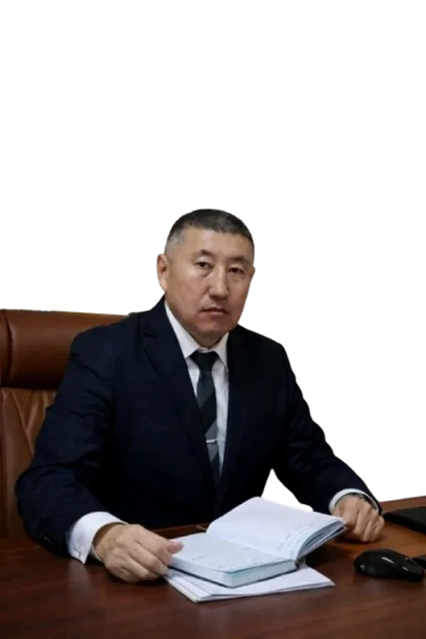 Адвокат Занканов Зангар за рабочим столом